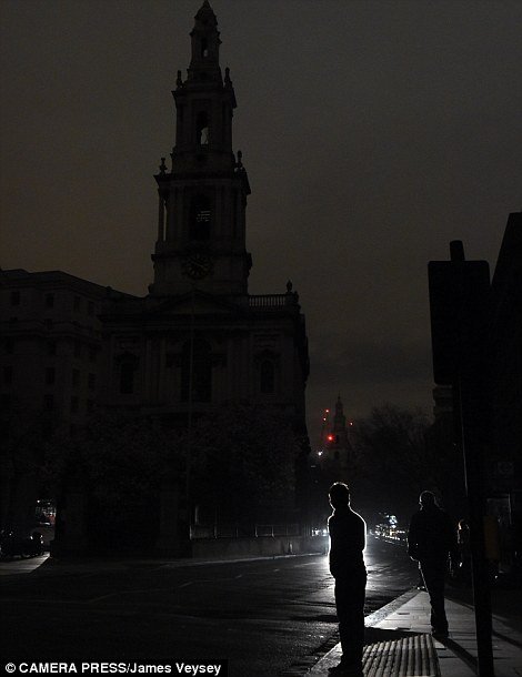 Το Λονδίνο στο σκοτάδι: Υπόγεια πυρκαγιά προκάλεσε γενικό μπλακ άουτ [εικόνες] | iefimerida.gr 2