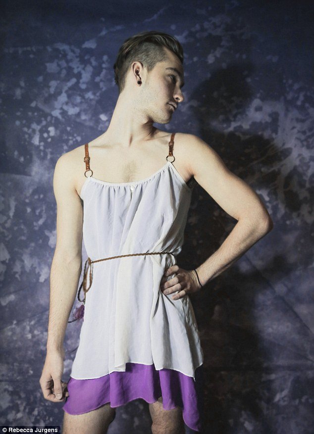 Αντρες θεές: Ποζάρουν με γυναικεία ρούχα όπως τα μοντέλα περιοδικών [εικόνες] | iefimerida.gr 3