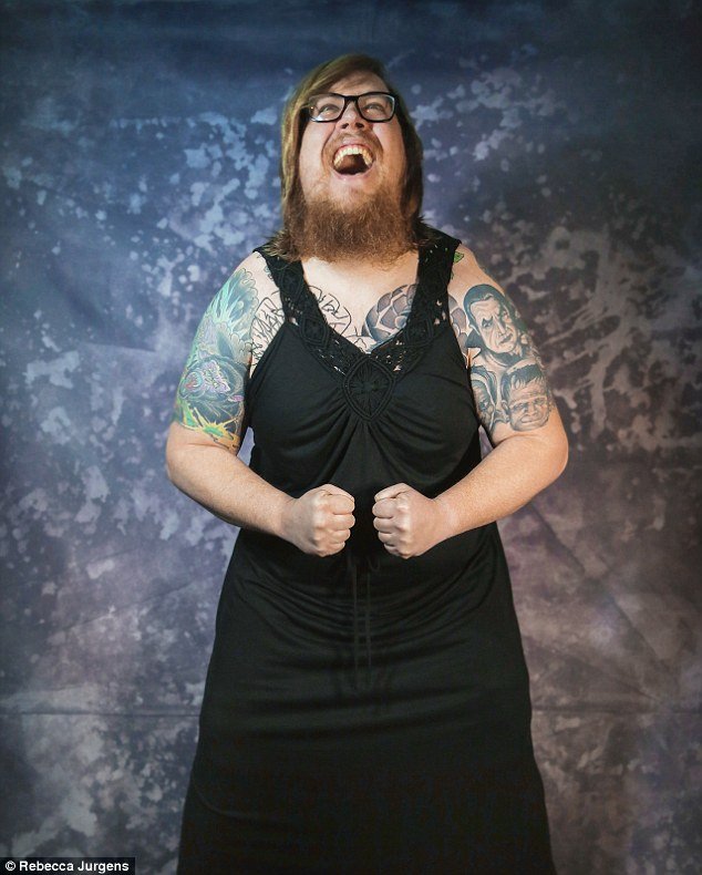 Αντρες θεές: Ποζάρουν με γυναικεία ρούχα όπως τα μοντέλα περιοδικών [εικόνες] | iefimerida.gr 1