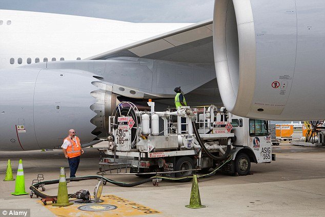  Απαντήσεις σε 8 καυτά ερωτήματα για τις πτήσεις: Πού κοιμούνται οι πιλότοι στα 35.000 πόδια, τι τρώνε, τι είναι αυτή η λευκή γραμμή που αφήνουν πίσω τους τα αεροπλάνα [λίστα] | iefimerida.gr 4