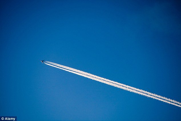  Απαντήσεις σε 8 καυτά ερωτήματα για τις πτήσεις: Πού κοιμούνται οι πιλότοι στα 35.000 πόδια, τι τρώνε, τι είναι αυτή η λευκή γραμμή που αφήνουν πίσω τους τα αεροπλάνα [λίστα] | iefimerida.gr 5