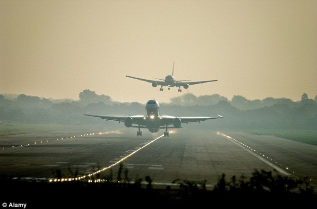  Απαντήσεις σε 8 καυτά ερωτήματα για τις πτήσεις: Πού κοιμούνται οι πιλότοι στα 35.000 πόδια, τι τρώνε, τι είναι αυτή η λευκή γραμμή που αφήνουν πίσω τους τα αεροπλάνα [λίστα] | iefimerida.gr 3