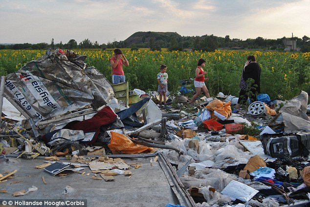 Πινακίδα-σοκ στο σημείο συντριβής του Boeing της Malaysia στην Ουκρανία -«Προσοχή, μπορεί να υπάρχουν ακόμη ανθρώπινα μέλη στον χώρο» [εικόνες] | iefimerida.gr 1