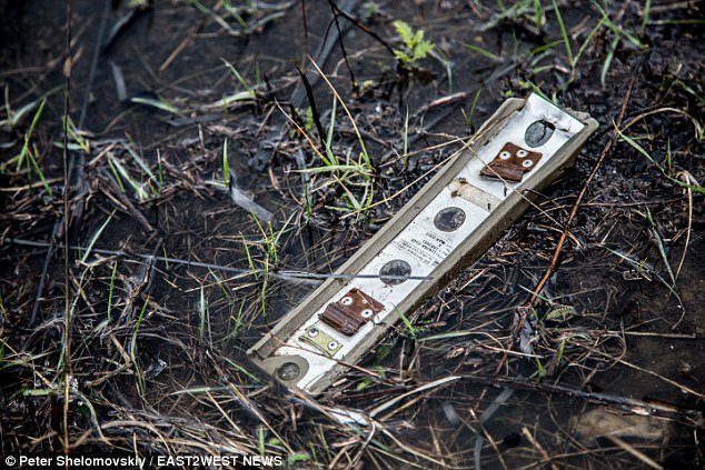 Πινακίδα-σοκ στο σημείο συντριβής του Boeing της Malaysia στην Ουκρανία -«Προσοχή, μπορεί να υπάρχουν ακόμη ανθρώπινα μέλη στον χώρο» [εικόνες] | iefimerida.gr 14