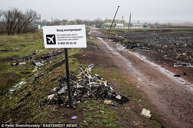 Πινακίδα-σοκ στο σημείο συντριβής του Boeing της Malaysia στην Ουκρανία -«Προσοχή, μπορεί να υπάρχουν ακόμη ανθρώπινα μέλη στον χώρο» [εικόνες] | iefimerida.gr 7