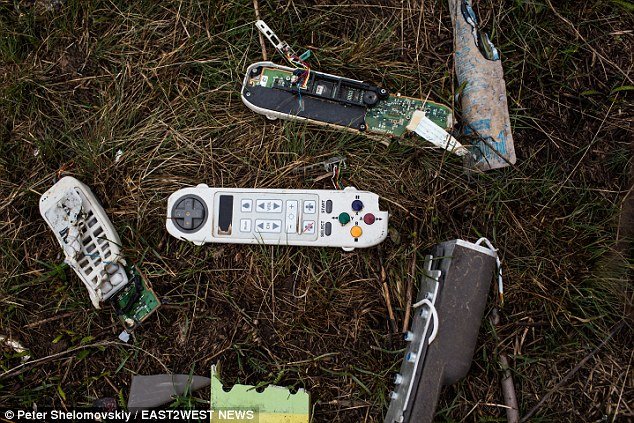 Πινακίδα-σοκ στο σημείο συντριβής του Boeing της Malaysia στην Ουκρανία -«Προσοχή, μπορεί να υπάρχουν ακόμη ανθρώπινα μέλη στον χώρο» [εικόνες] | iefimerida.gr 3