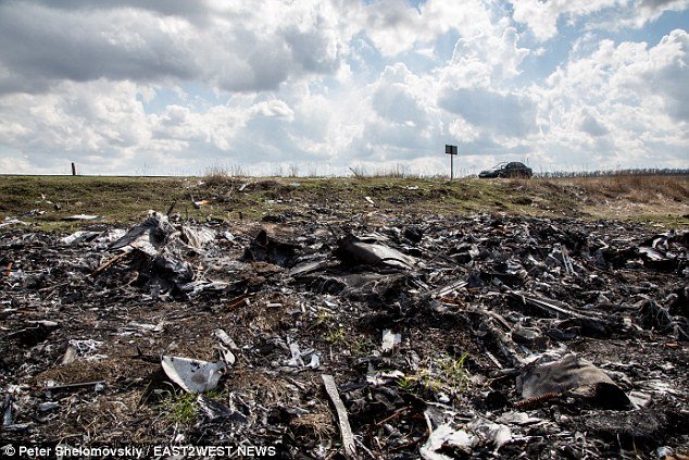 Πινακίδα-σοκ στο σημείο συντριβής του Boeing της Malaysia στην Ουκρανία -«Προσοχή, μπορεί να υπάρχουν ακόμη ανθρώπινα μέλη στον χώρο» [εικόνες] | iefimerida.gr 8