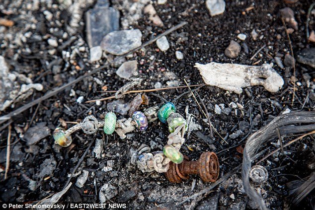 Πινακίδα-σοκ στο σημείο συντριβής του Boeing της Malaysia στην Ουκρανία -«Προσοχή, μπορεί να υπάρχουν ακόμη ανθρώπινα μέλη στον χώρο» [εικόνες] | iefimerida.gr 4