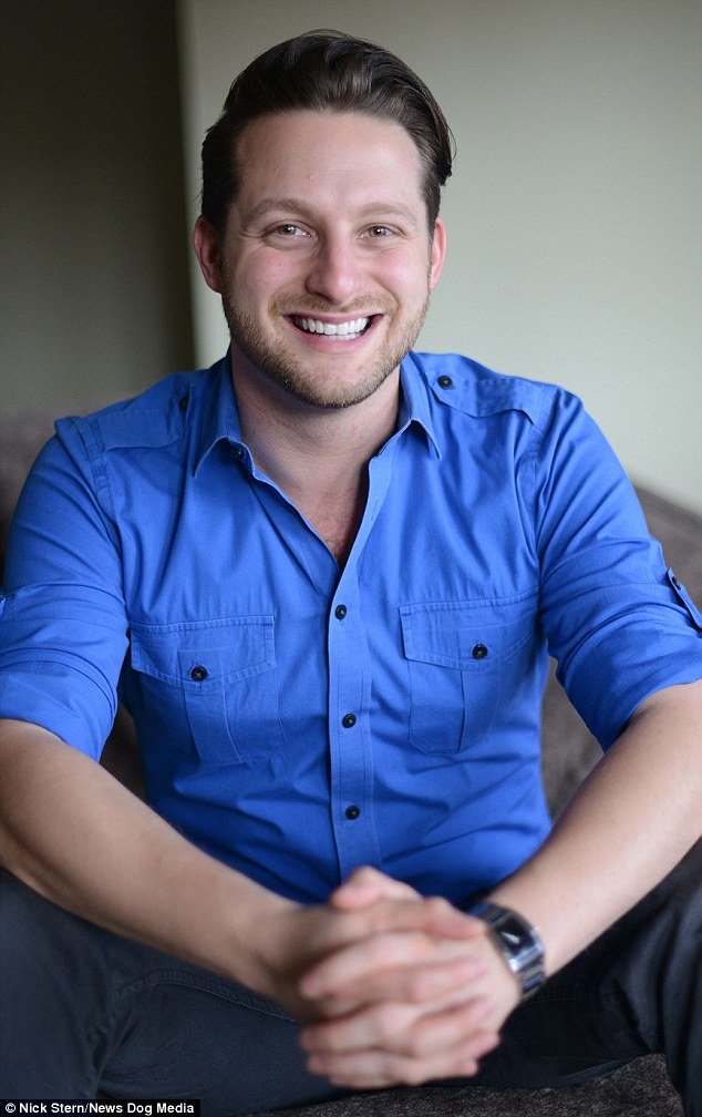 Ο 34χρονος που ζει με τις δυο γυναίκες του στο ίδιο σπίτι και κοιμάται μαζί τους στο ίδιο king size κρεβάτι [εικόνες] | iefimerida.gr 14