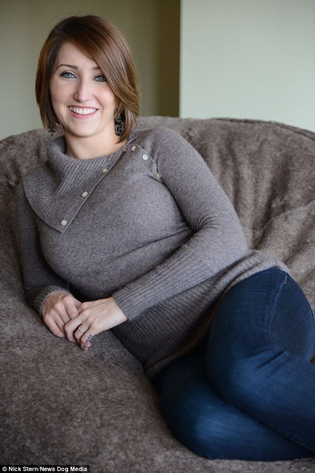 Ο 34χρονος που ζει με τις δυο γυναίκες του στο ίδιο σπίτι και κοιμάται μαζί τους στο ίδιο king size κρεβάτι [εικόνες] | iefimerida.gr 16