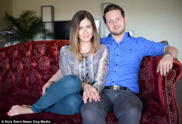 Ο 34χρονος που ζει με τις δυο γυναίκες του στο ίδιο σπίτι και κοιμάται μαζί τους στο ίδιο king size κρεβάτι [εικόνες] | iefimerida.gr 10