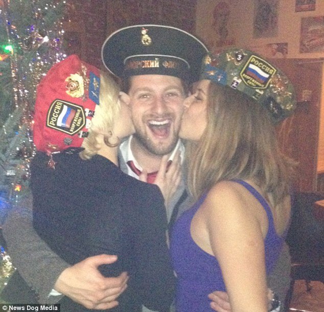 Ο 34χρονος που ζει με τις δυο γυναίκες του στο ίδιο σπίτι και κοιμάται μαζί τους στο ίδιο king size κρεβάτι [εικόνες] | iefimerida.gr 6