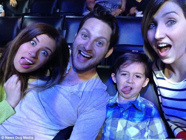 Ο 34χρονος που ζει με τις δυο γυναίκες του στο ίδιο σπίτι και κοιμάται μαζί τους στο ίδιο king size κρεβάτι [εικόνες] | iefimerida.gr 9