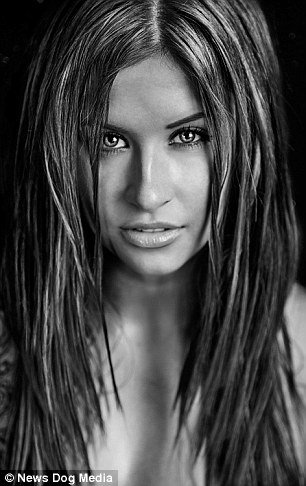 Ο 34χρονος που ζει με τις δυο γυναίκες του στο ίδιο σπίτι και κοιμάται μαζί τους στο ίδιο king size κρεβάτι [εικόνες] | iefimerida.gr 4