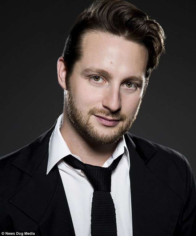 Ο 34χρονος που ζει με τις δυο γυναίκες του στο ίδιο σπίτι και κοιμάται μαζί τους στο ίδιο king size κρεβάτι [εικόνες] | iefimerida.gr 3