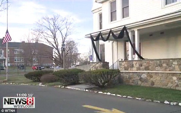 Mία συγκινητική στιγμή: «Αντίο» με στρατιωτικές τιμές σε αστυνομικό σκύλο πριν την ευθανασία [εικόνες] | iefimerida.gr 6