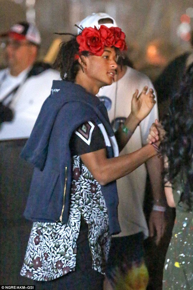 Ο γιος του Γουίλ Σμιθ με φουστάνι και λουλούδια στα μαλλιά σε φεστιβάλ μουσικής [εικόνες] | iefimerida.gr 2