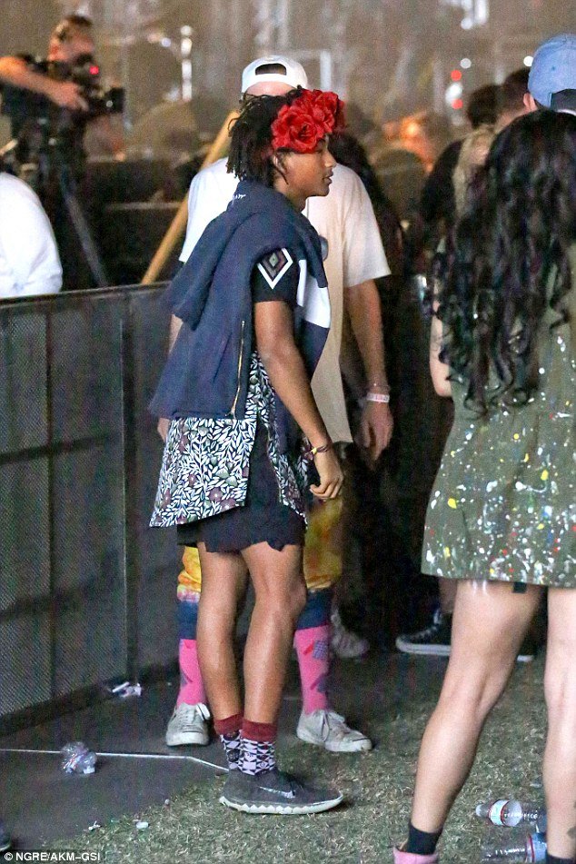 Ο γιος του Γουίλ Σμιθ με φουστάνι και λουλούδια στα μαλλιά σε φεστιβάλ μουσικής [εικόνες] | iefimerida.gr 0