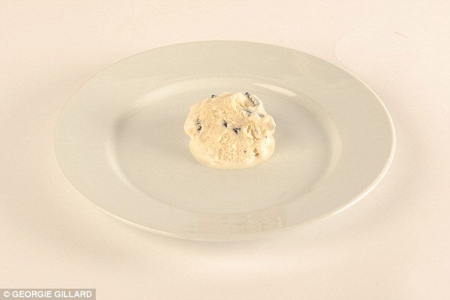 Πώς μοιάζουν 100 θερμίδες - Μιάμιση φέτα μπέικον ή ένα μπολ με φράουλες [εικόνες] | iefimerida.gr 2