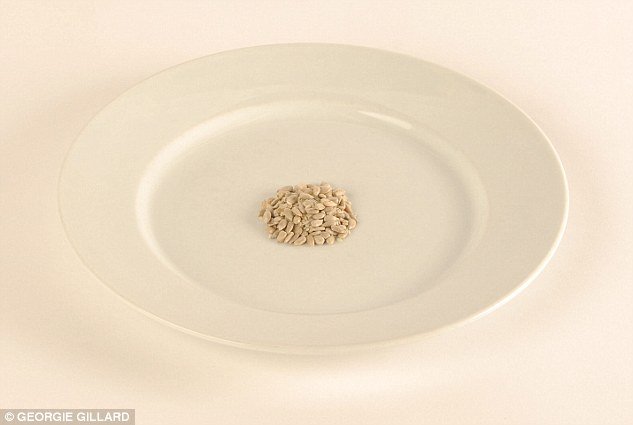 Πώς μοιάζουν 100 θερμίδες - Μιάμιση φέτα μπέικον ή ένα μπολ με φράουλες [εικόνες] | iefimerida.gr 5