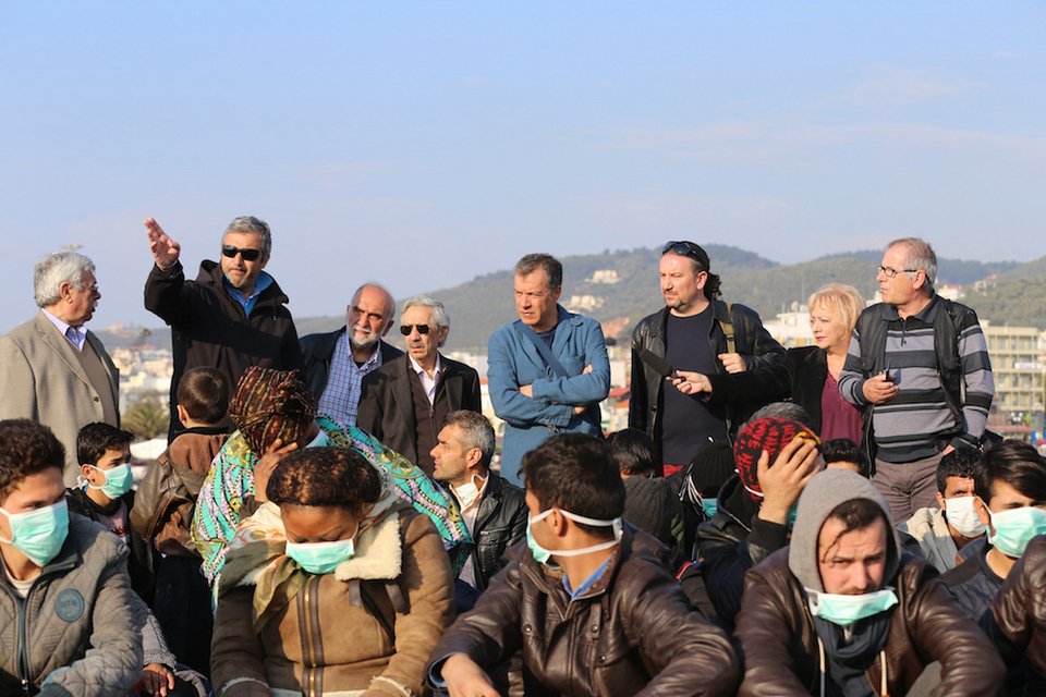 Ξημερώματα στο λιμάνι της Μυτιλήνης ο Θεοδωράκης για να μιλήσει με τους μετανάστες [εικόνες] | iefimerida.gr 3