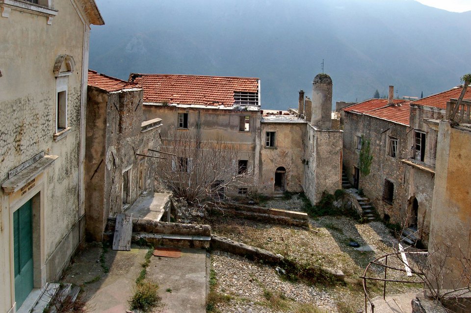 Το πιο απόκοσμο χωριό της Μεσογείου: Ρημαγμένα αρχοντικά, σοκάκια λαβύρινθοι -Το εγκατέλειψαν οι κάτοικοί του λόγω των σεισμών [εικόνες] | iefimerida.gr 2