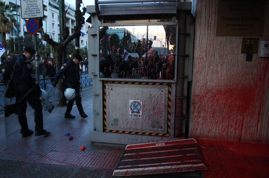 Κρέμασαν πανό και έκαψαν τη σημαία της ΕΕ στα γραφεία της Ευρωπαϊκής Ενωσης[εικόνες] | iefimerida.gr 0