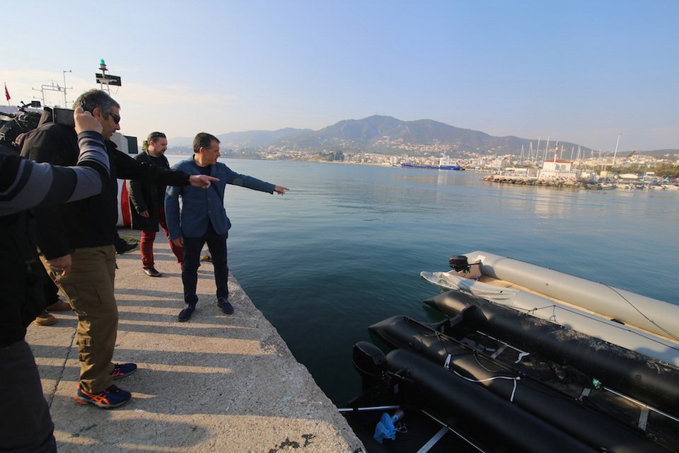Ξημερώματα στο λιμάνι της Μυτιλήνης ο Θεοδωράκης για να μιλήσει με τους μετανάστες [εικόνες] | iefimerida.gr 2