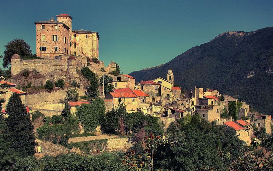 Το πιο απόκοσμο χωριό της Μεσογείου: Ρημαγμένα αρχοντικά, σοκάκια λαβύρινθοι -Το εγκατέλειψαν οι κάτοικοί του λόγω των σεισμών [εικόνες] | iefimerida.gr 0