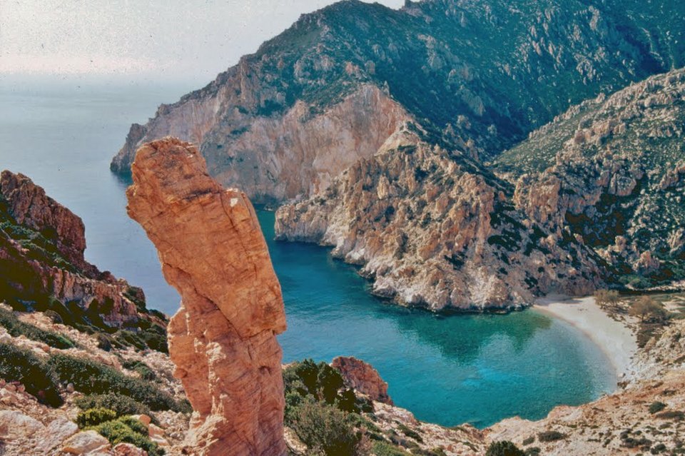 Ενα άγνωστο διαμάντι στο Αιγαίο -Σμαραγδένια νερά, κάθετοι βράχοι -Το νησί που... πρόσφατα απέκτησε μόλις δύο κατοίκους [εικόνες] | iefimerida.gr 4