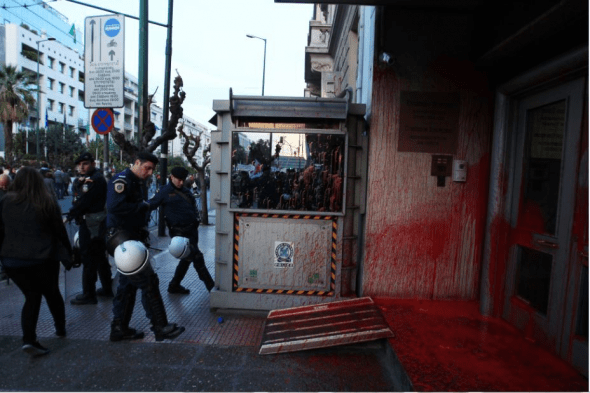 Κρέμασαν πανό και έκαψαν τη σημαία της ΕΕ στα γραφεία της Ευρωπαϊκής Ενωσης[εικόνες] | iefimerida.gr 2