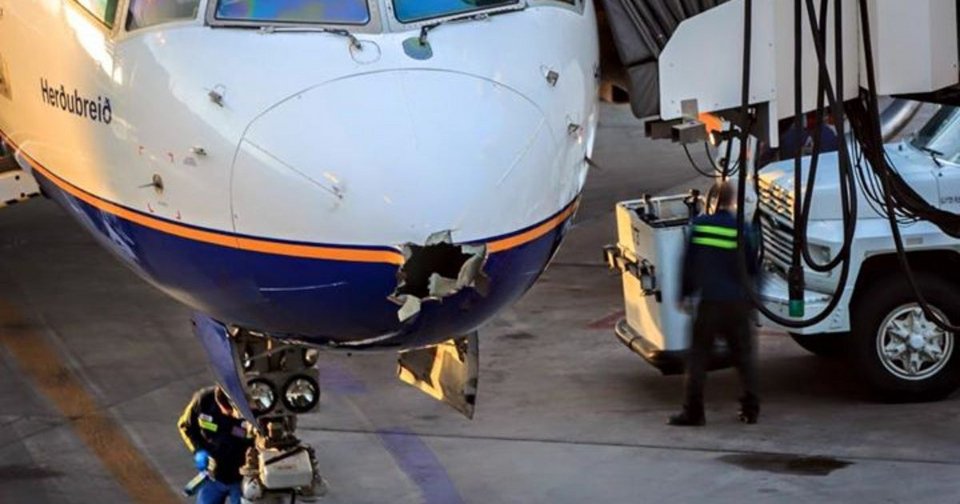 Aπίστευτο: Κεραυνός χτύπησε αεροπλάνο και του άνοιξε τρύπα εν πτήσει! [εικόνες] | iefimerida.gr 1