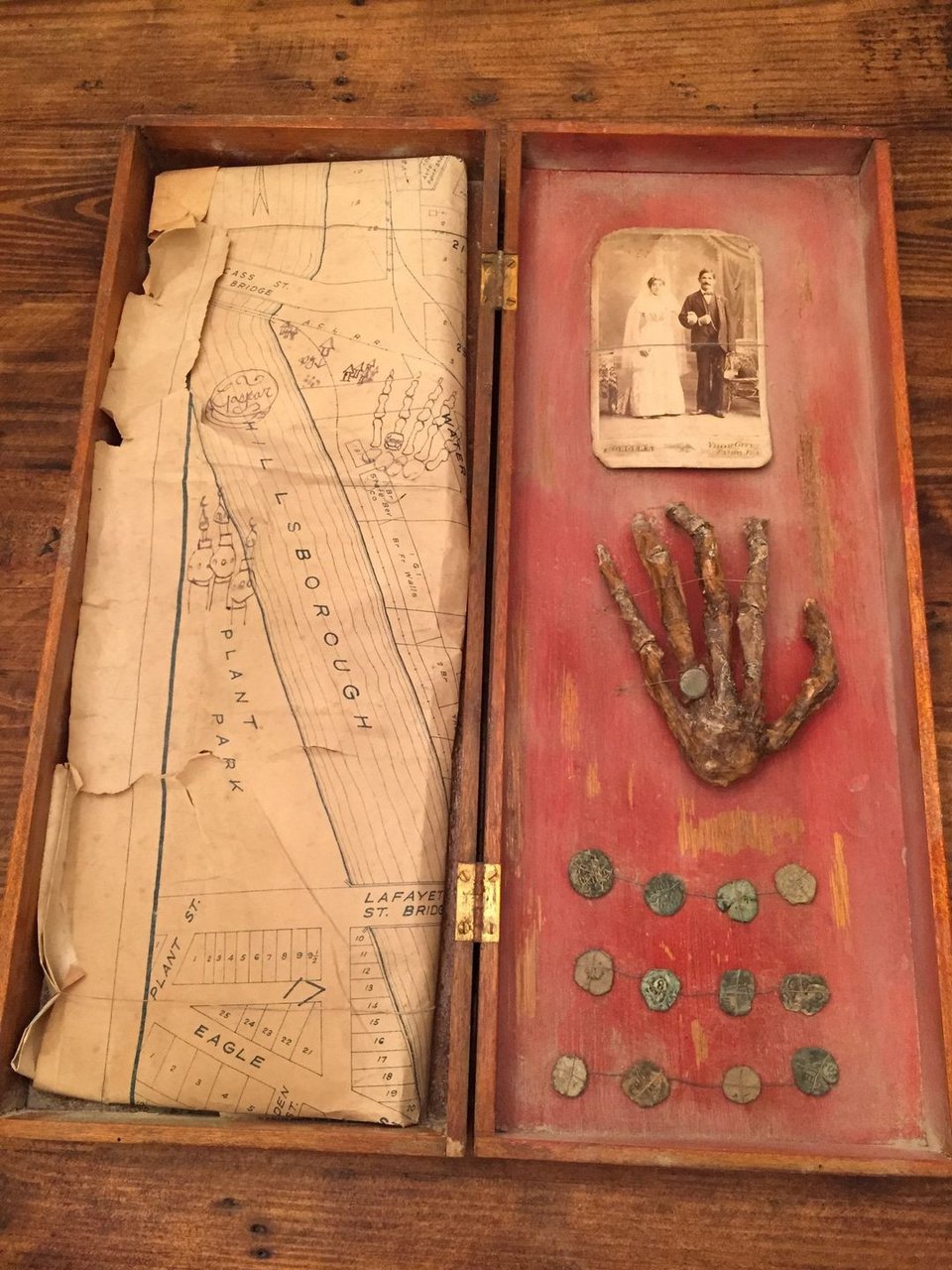 Βρήκαν θησαυρό πειρατών στο σπίτι τους – Νομίσματα, χάρτης και... κομμένο χέρι μέσα στο σεντούκι [εικόνες] | iefimerida.gr 2