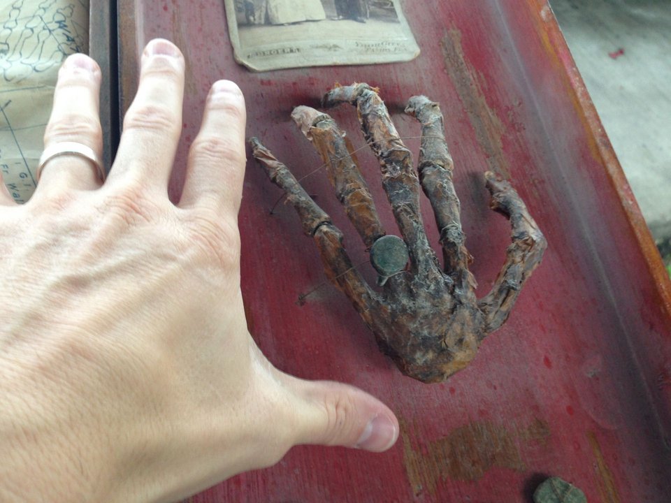 Βρήκαν θησαυρό πειρατών στο σπίτι τους – Νομίσματα, χάρτης και... κομμένο χέρι μέσα στο σεντούκι [εικόνες] | iefimerida.gr 1