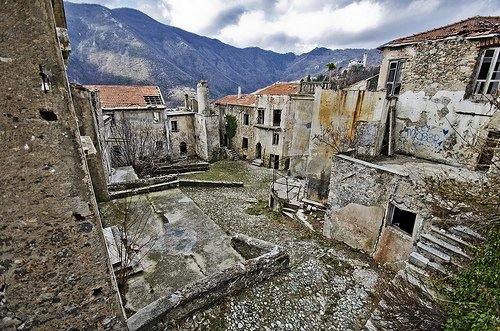 Το πιο απόκοσμο χωριό της Μεσογείου: Ρημαγμένα αρχοντικά, σοκάκια λαβύρινθοι -Το εγκατέλειψαν οι κάτοικοί του λόγω των σεισμών [εικόνες] | iefimerida.gr 10