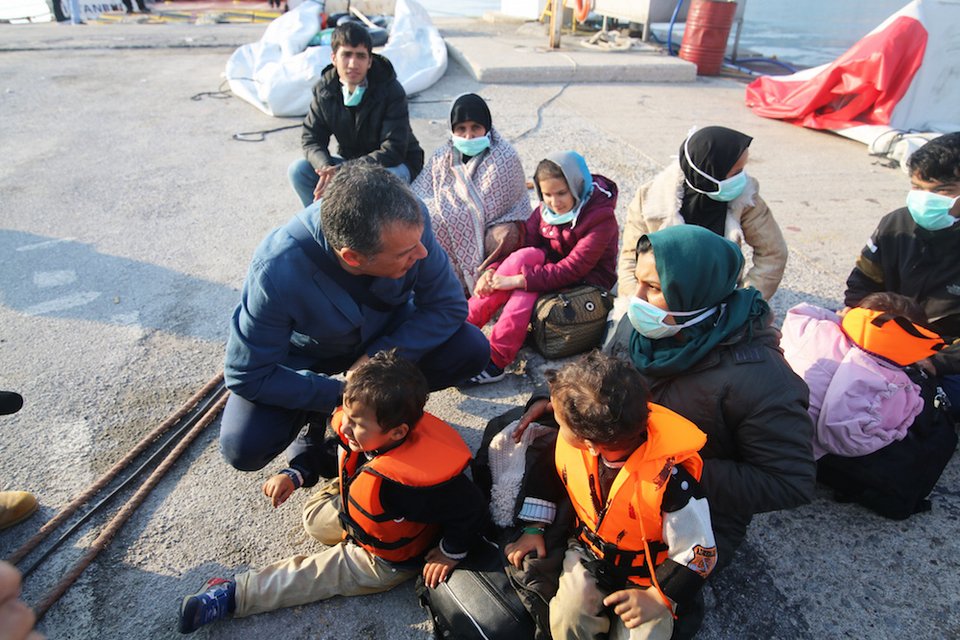 Ξημερώματα στο λιμάνι της Μυτιλήνης ο Θεοδωράκης για να μιλήσει με τους μετανάστες [εικόνες] | iefimerida.gr 1