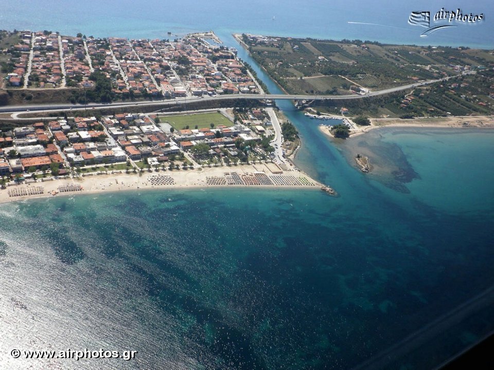 Το κανάλι που χωρίζει το 1ο πόδι της Χαλκιδικής στα δύο -Πεύκα ως τα τιρκουάζ νερά και βάρκες αγκυροβολημένες κάτω από τα σπίτια [εικόνες] | iefimerida.gr 0