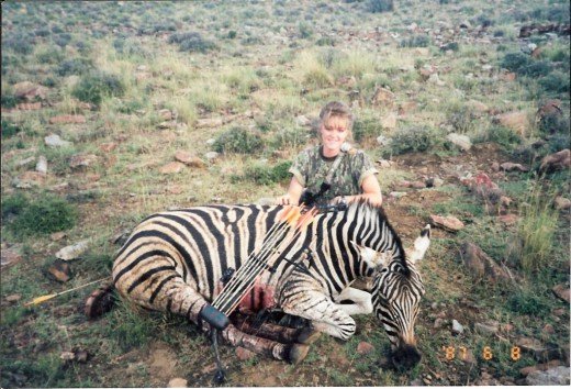 Οργή στο Διαδίκτυο με τη selfie κυνηγού με νεκρή καμηλοπάρδαλη [εικόνες] | iefimerida.gr 1