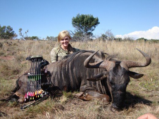 Οργή στο Διαδίκτυο με τη selfie κυνηγού με νεκρή καμηλοπάρδαλη [εικόνες] | iefimerida.gr 3