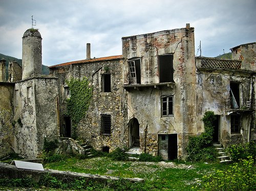 Το πιο απόκοσμο χωριό της Μεσογείου: Ρημαγμένα αρχοντικά, σοκάκια λαβύρινθοι -Το εγκατέλειψαν οι κάτοικοί του λόγω των σεισμών [εικόνες] | iefimerida.gr 13
