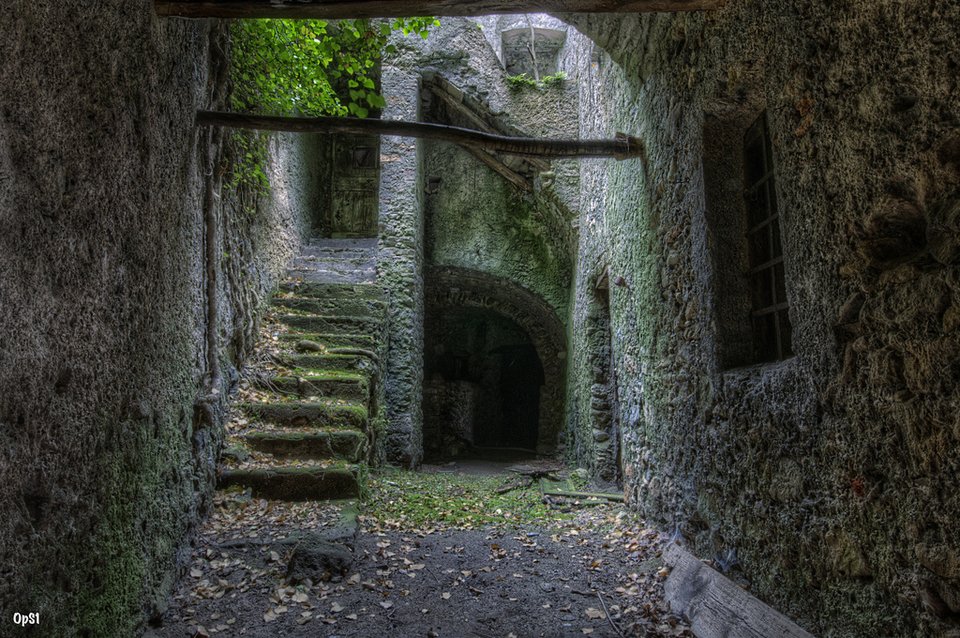 Το πιο απόκοσμο χωριό της Μεσογείου: Ρημαγμένα αρχοντικά, σοκάκια λαβύρινθοι -Το εγκατέλειψαν οι κάτοικοί του λόγω των σεισμών [εικόνες] | iefimerida.gr 9