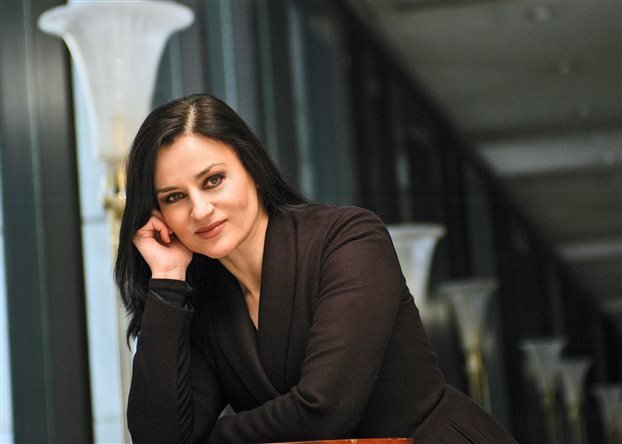 Η Καρυοφυλλιά Καραμπέτη μιλά για πρώτη φορά για τον κατά 15 χρόνια νεότερο, οικονομικό μετανάστη, σύντροφό της [εικόνες] | iefimerida.gr 1