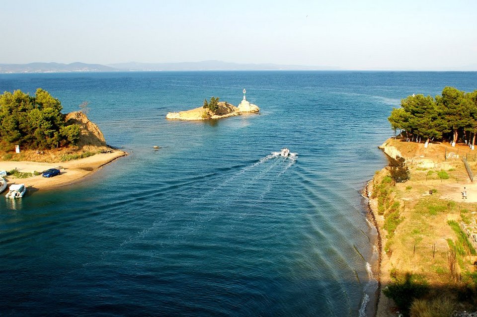 Το κανάλι που χωρίζει το 1ο πόδι της Χαλκιδικής στα δύο -Πεύκα ως τα τιρκουάζ νερά και βάρκες αγκυροβολημένες κάτω από τα σπίτια [εικόνες] | iefimerida.gr 7