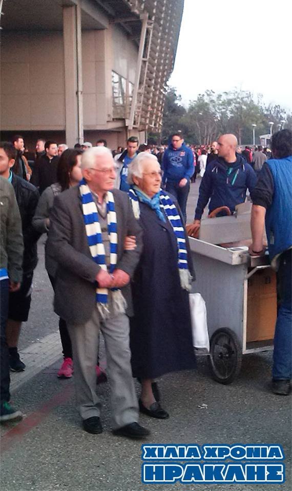 Ζευγάρι ηλικιωμένων συγκινεί: Πήγαν χέρι-χέρι να δουν τον Ηρακλή [εικόνα] | iefimerida.gr 0