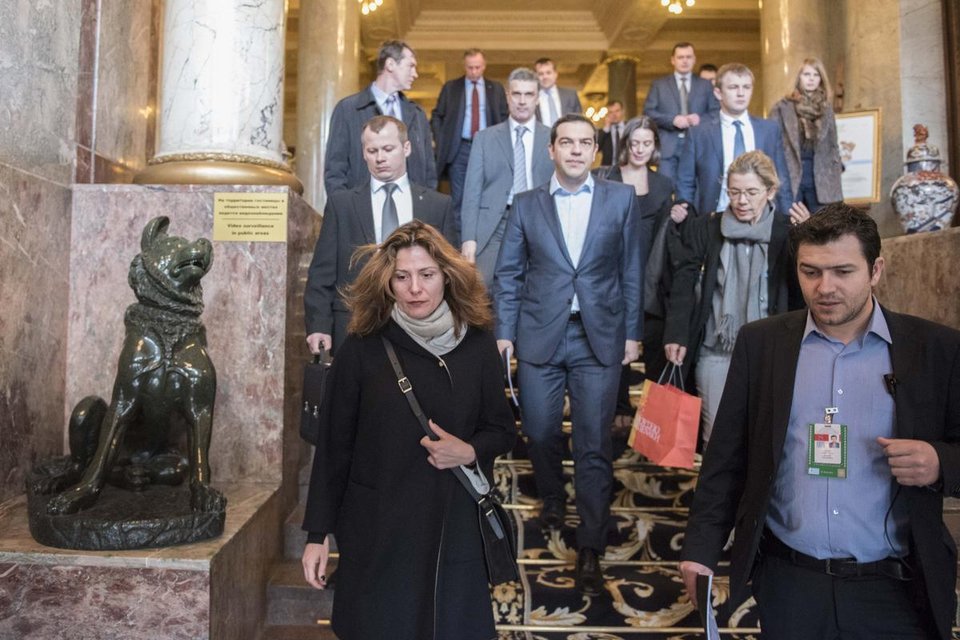 Η Περιστέρα κλέβει την παράσταση - Κομψή και με... αέρα στη Μόσχα με τον Τσίπρα [εικόνες] | iefimerida.gr 1