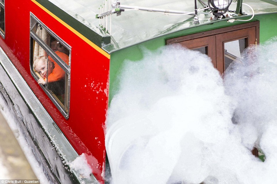 Το κανάλι στο Μάντσεστερ που έγινε η μεγαλύτερη μπανιέρα του κόσμου κατά... λάθος [εικόνες] | iefimerida.gr 1