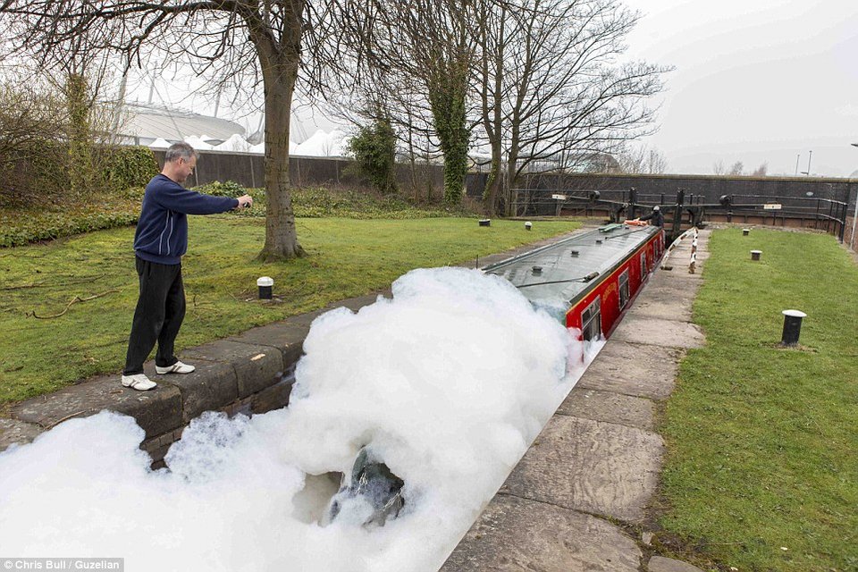 Το κανάλι στο Μάντσεστερ που έγινε η μεγαλύτερη μπανιέρα του κόσμου κατά... λάθος [εικόνες] | iefimerida.gr 3