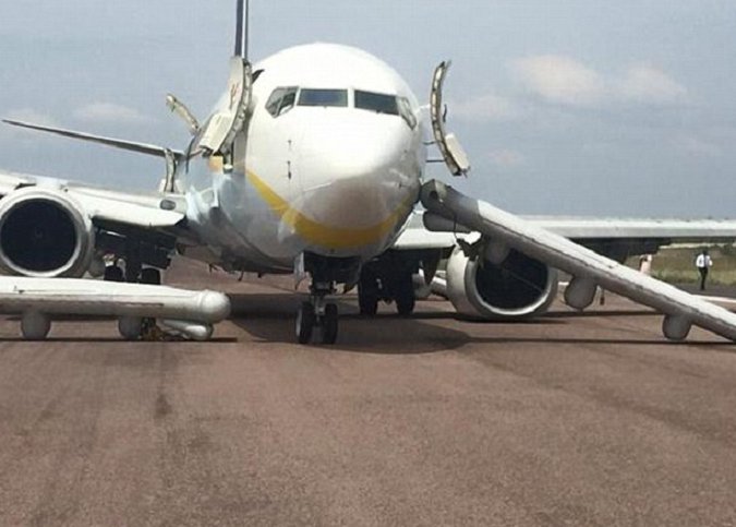 Προσγείωση θρίλερ -Βoeing κυριολεκτικά διαλύθηκε μόλις άγγιξε το έδαφος [εικόνες] | iefimerida.gr 1