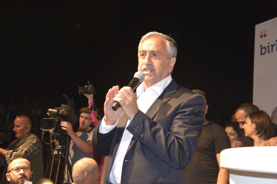 Εκλογές στα κατεχόμενα: Νέος ηγέτης των Τουρκοκυπρίων ο Μουσταφά Ακιντζί [εικόνες]  | iefimerida.gr 0