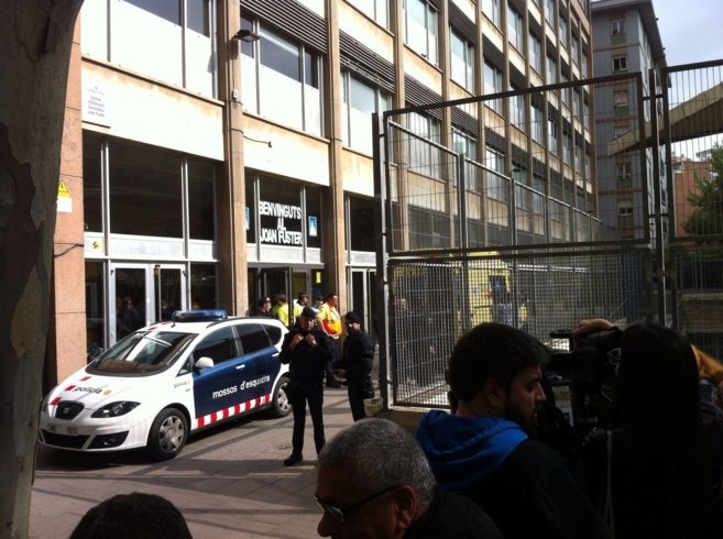 Σοκ στη Βαρκελώνη: Μαθητής σκότωσε καθηγητή με τόξο [εικόνες] | iefimerida.gr 0